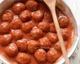 Polpette di carne morbide e succulente, immerse in un sugo rosso invitante, pronte per essere gustate.