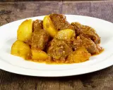 Spezzatino con patate, la ricetta della nonna che scalda il cuore. Morbidi pezzi di carne e patate dorate in un sugo saporito.