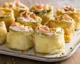 Rotolini di zucchine impanate e fritte, farciti con crema, prosciutto e pistacchi. Stuzzichini veloci ed economici perfetti per un aperitivo sfizioso.