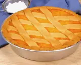 Pastiera napoletana ricetta originale: una torta dorata con decorazione a griglia, pronta per essere gustata.