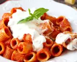Rigatoni al sugo rosso con abbondante stracciatella cremosa e una fogliolina di basilico fresco.