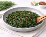 Agretti in padella, un contorno fresco e saporito, condito con aglio e peperoncino.