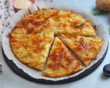 Una deliziosa torta di patate dorata e croccante, guarnita con rosmarino fresco. Perfetta per ogni occasione.