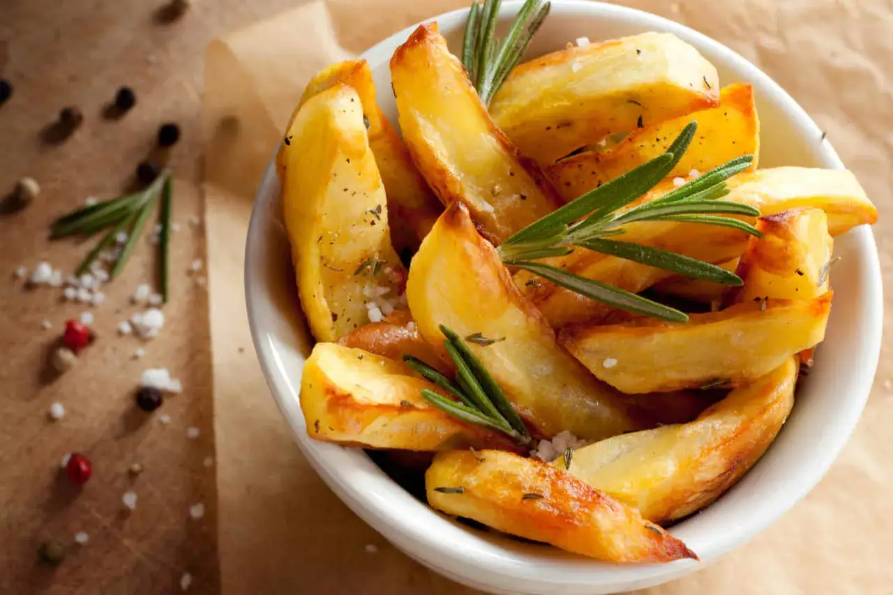 Patate al forno dorate e croccanti, condite con rosmarino fresco e sale grosso. Un contorno perfetto per ogni pasto.