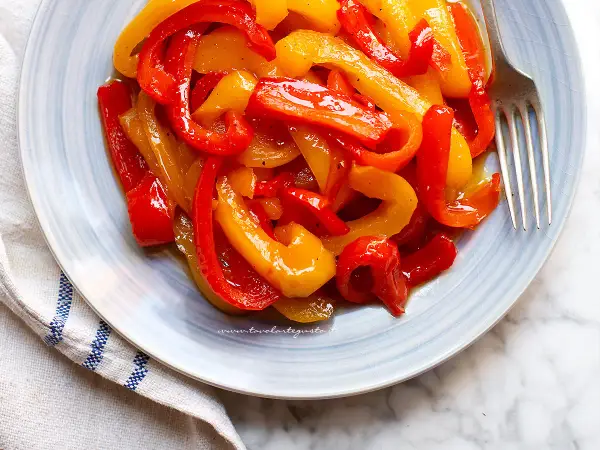 Peperoni in agrodolce, la ricetta della nonna. Un piatto colorato e saporito, perfetto per ogni occasione.