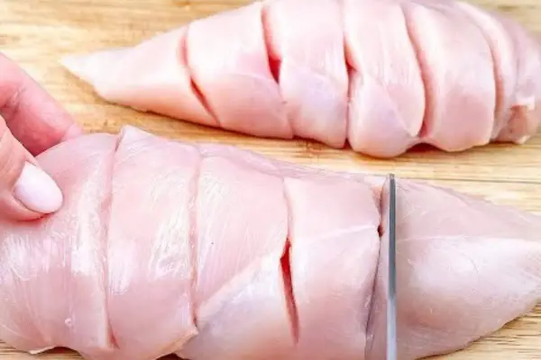Un modo diverso per preparare il petto di pollo: tagli incisi per una cottura perfetta e sapore intenso.