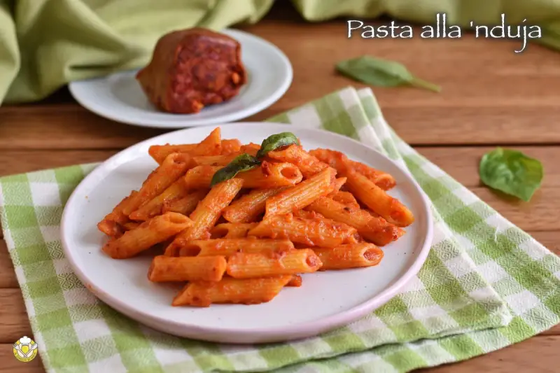 Piatto di penne al sugo rosso piccante, condite con nduja calabrese e basilico fresco.